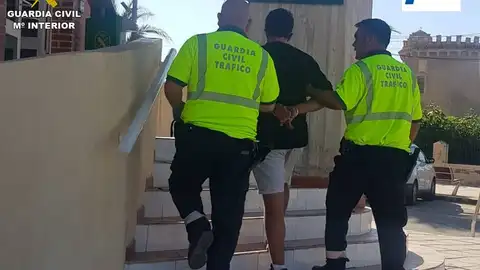 La Guardia Civil detiene al conductor que se dio a la fuga en un control de alcoholemia con un turismo robado La Guardia Civil detiene al conductor que se dio a la fuga en un control de alcoholemia con un turismo robado
