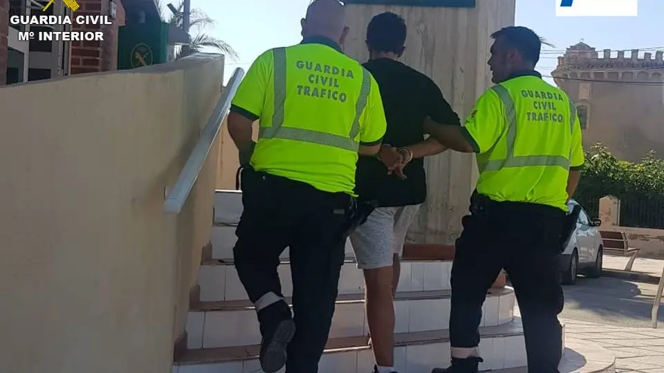 La Guardia Civil detiene al conductor que se dio a la fuga en un control de alcoholemia con un turismo robado La Guardia Civil detiene al conductor que se dio a la fuga en un control de alcoholemia con un turismo robado