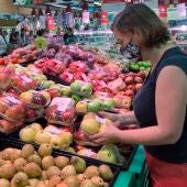Una mujer comprando en el supermercado
