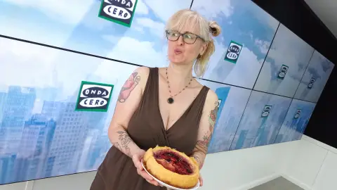 Zaraida Fernández amb el pastís de formatge vegà Zaraida Fernández amb el pastís de formatge vegà