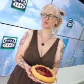 Zaraida Fernández amb el pastís de formatge vegà