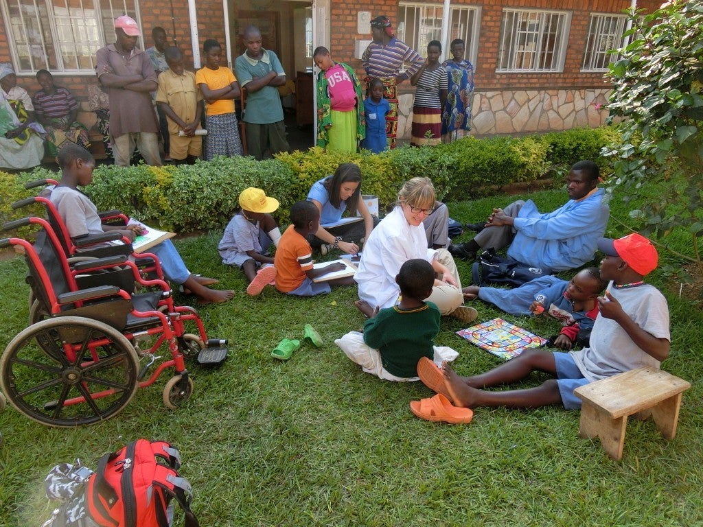 El programa de Voluntariado en Ruanda UMH construye una biblioteca, una UCI y una sala de espera en sus 11 años de historia El programa de Voluntariado en Ruanda UMH construye una biblioteca, una UCI y una sala de espera en sus 11 años de historia