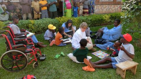 Voluntarios UMH en la Biblioteca de Nemba