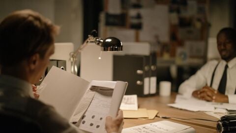 Imagen de archivo de dos personas leyendo un informe policial/ Pexels