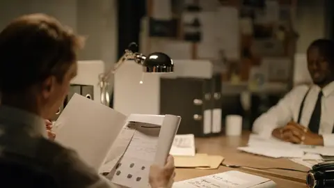 Imagen de archivo de dos personas leyendo un informe policial Imagen de archivo de dos personas leyendo un informe policial/ Pexels
