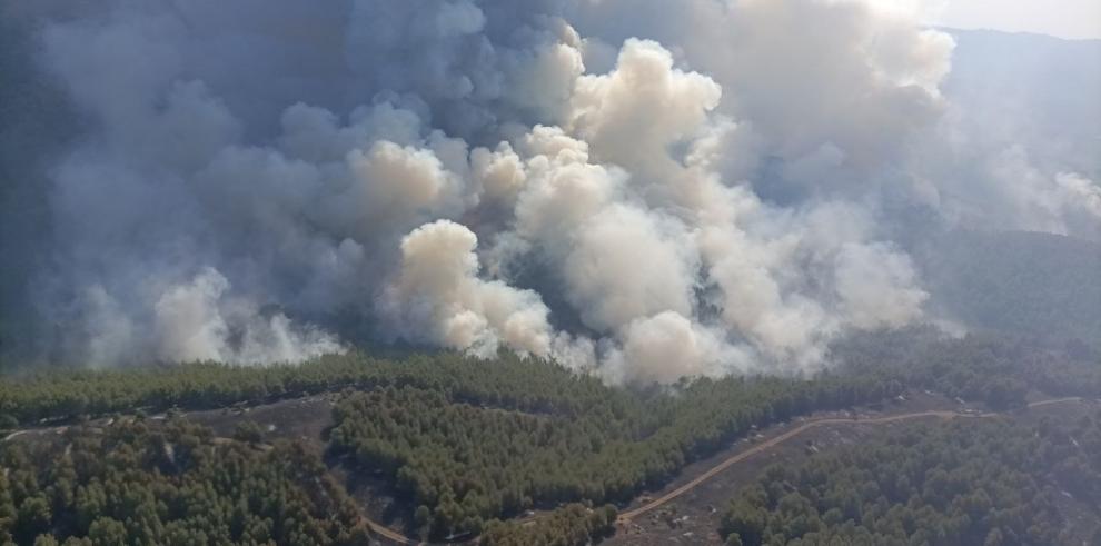 El incendio de Ateca obliga a desalojar a los vecinos de Moros El incendio de Ateca obliga a desalojar a los vecinos de Moros