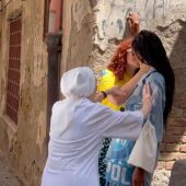 Una monja separa a dos mujeres besándose en mitad de la calle