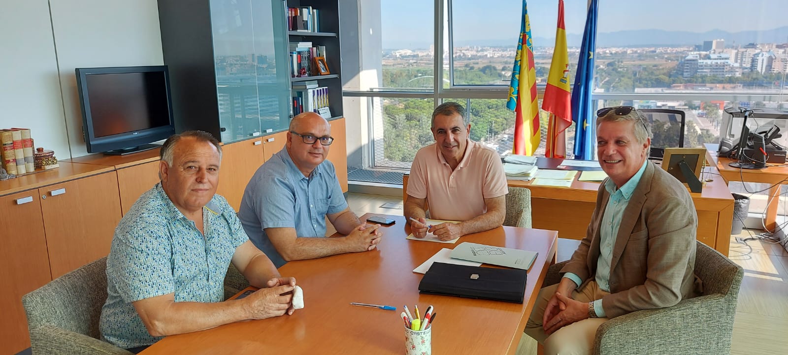 El alcalde y el edil de urbanismo de La Vila Joiosa buscan en Valencia soluciones a las viviendas irregulares El alcalde y el edil de urbanismo de La Vila Joiosa buscan en Valencia soluciones a las viviendas irregulares