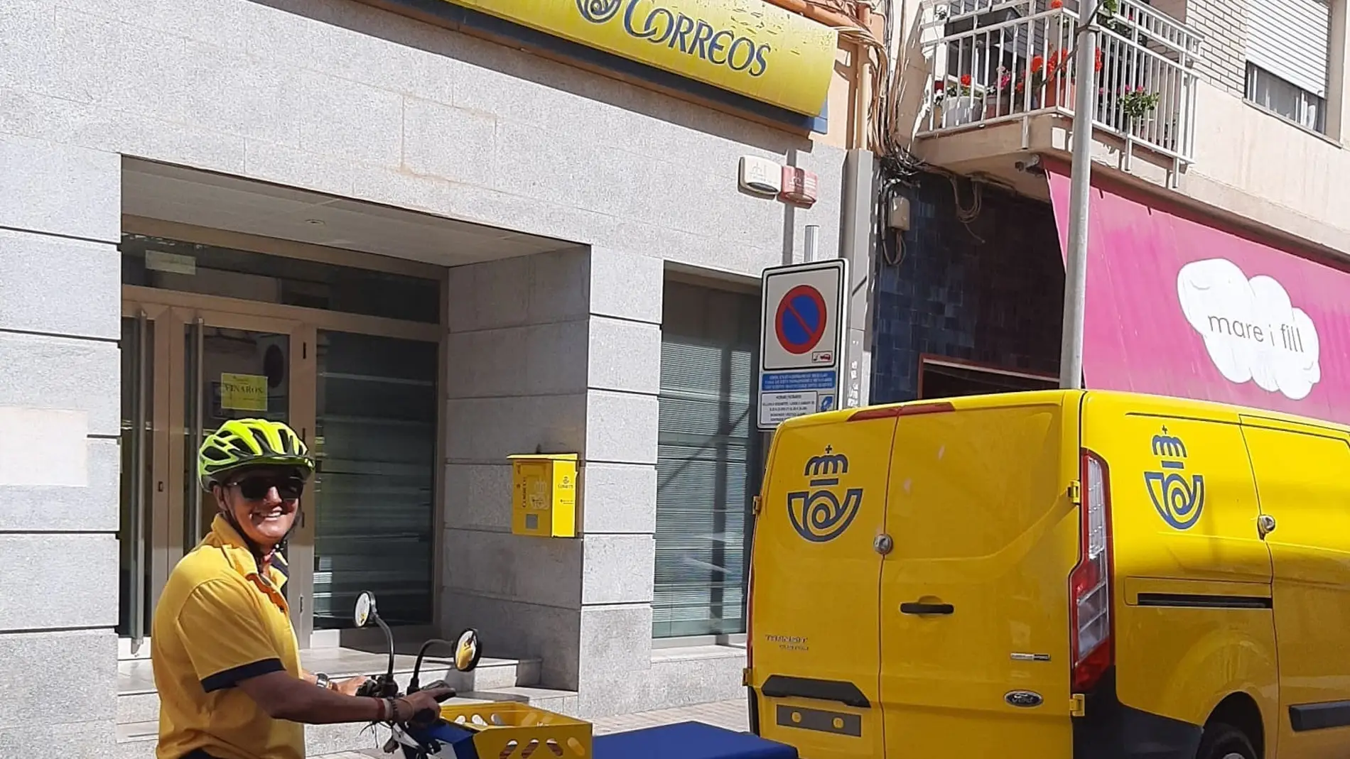 Un trabajador de Correos. Un trabajador de Correos.