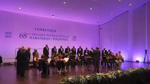 Un momento de la actuación del Coro y Orquesta 'Maestro Ricardo Lafuente' en la segunda velada del certamen con coros locales Un momento de la actuación del Coro y Orquesta 'Maestro Ricardo Lafuente' en la segunda velada del certamen con coros locales