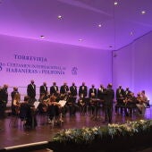 Un momento de la actuación del Coro y Orquesta 'Maestro Ricardo Lafuente' en la segunda velada del certamen con coros locales