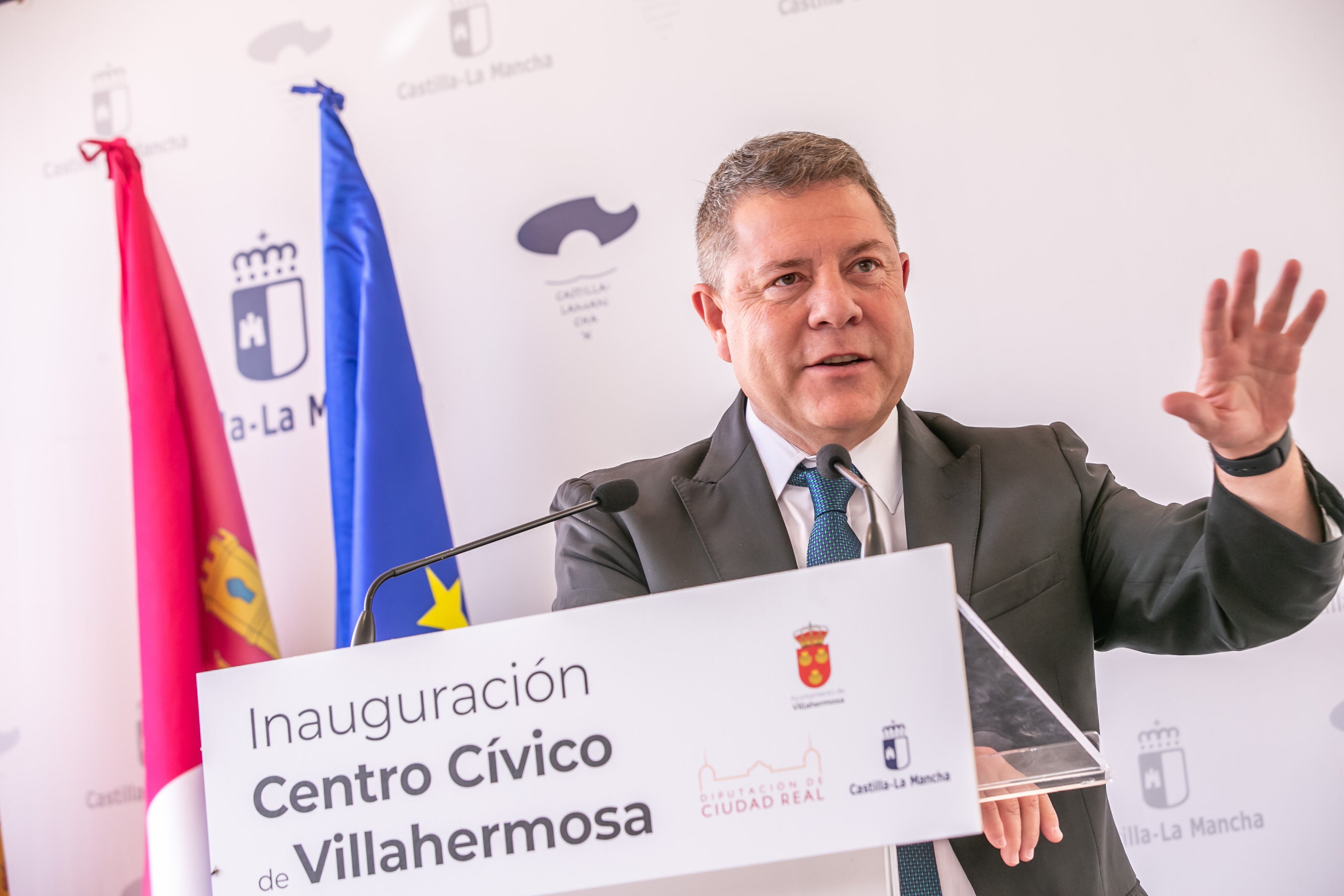 El presidente de Castilla-La Mancha pide un "aplauso" para los servicios de extinción de incendios El presidente de Castilla-La Mancha pide un "aplauso" para los servicios de extinción de incendios