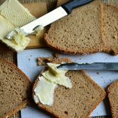 Imagen de archivo de unas rebanadas de pan con mantequilla