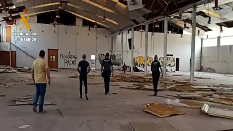 Agentes de la Guardia Civil en la fábrica de Sax en la que fueron sorprendidos los detenidos.