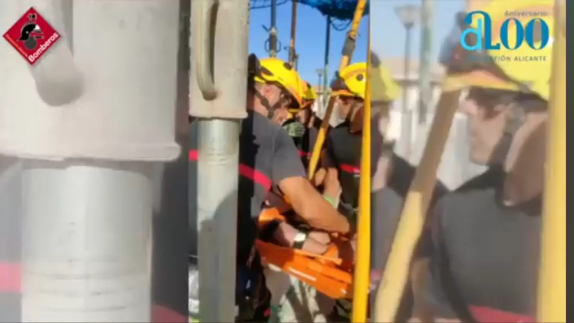 Los bomberos rescatan a un trabajador herido en las obras de un centro comercial en Orihuela costa