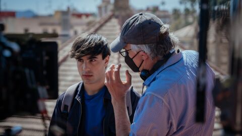 El director Jes&uacute;s Font da indicaciones al actor &Oacute;scar Casas durante el rodaje de 'Hollyblood'