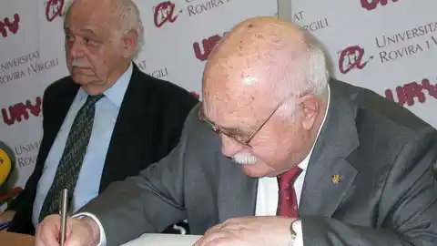 Xavier Amorós signant el llibre d&#39;honor de la URV