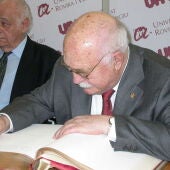 Xavier Amorós signant el llibre d'honor de la URV
