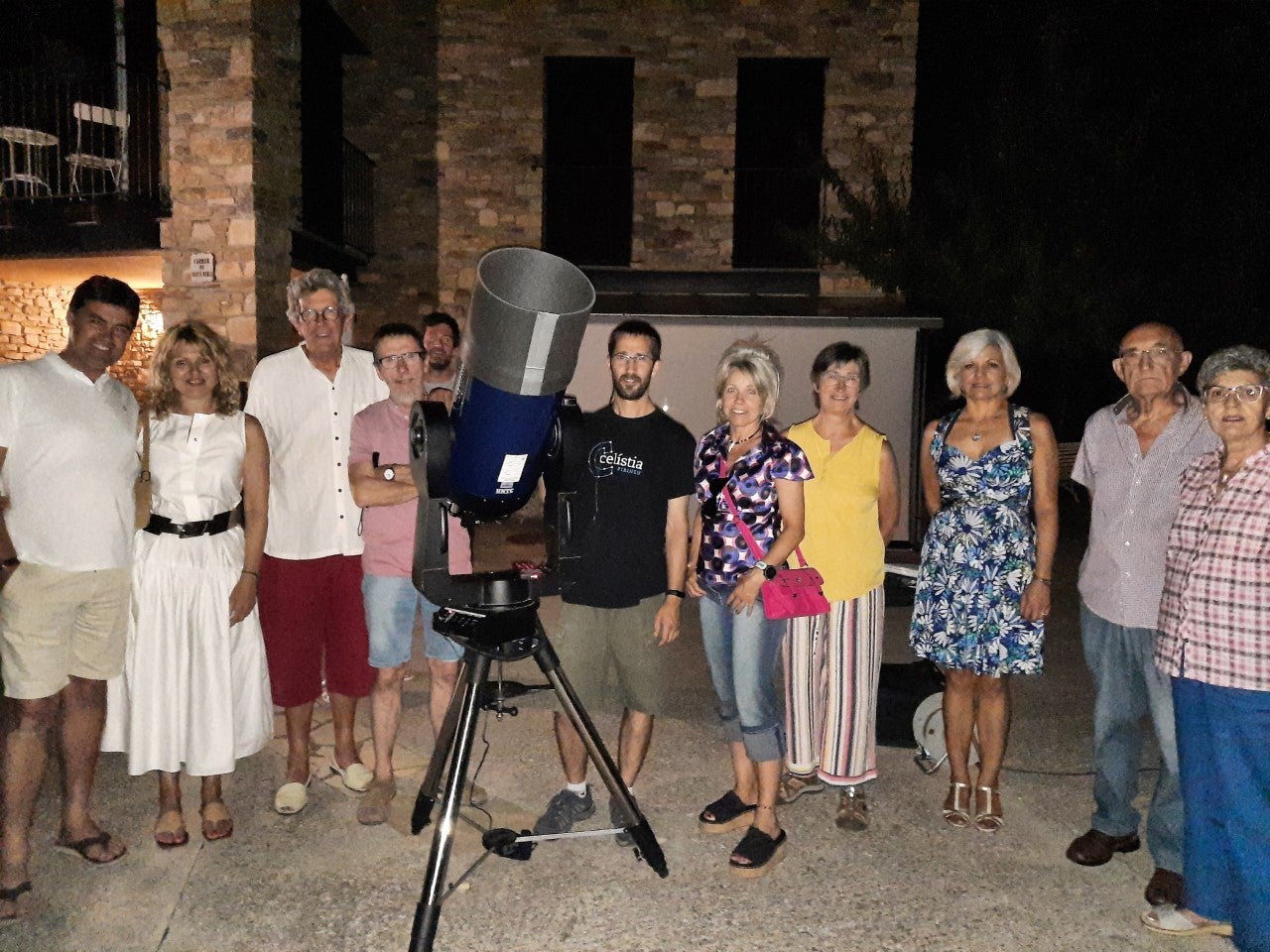“A simple vista en una nit fosca podem observar entre 2000 i 3000 estrelles al Montsec” “A simple vista en una nit fosca podem observar entre 2000 i 3000 estrelles al Montsec”