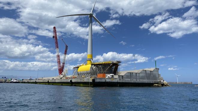 Ya flota en el Puerto de Bilbao el aerogenerador eólico que producirá energía equivalente al consumo de más de 2000 hogares Ya flota en el Puerto de Bilbao el aerogenerador eólico que producirá energía equivalente al consumo de más de 2000 hogares