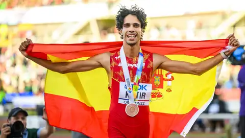 El atleta murciano, Mohamed Katir, tras ganar la medalla en el Mundial.