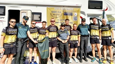 Grupo del club Abuchitextreme acompa&ntilde;ados por la Guardia Civil en su carrera solidaria