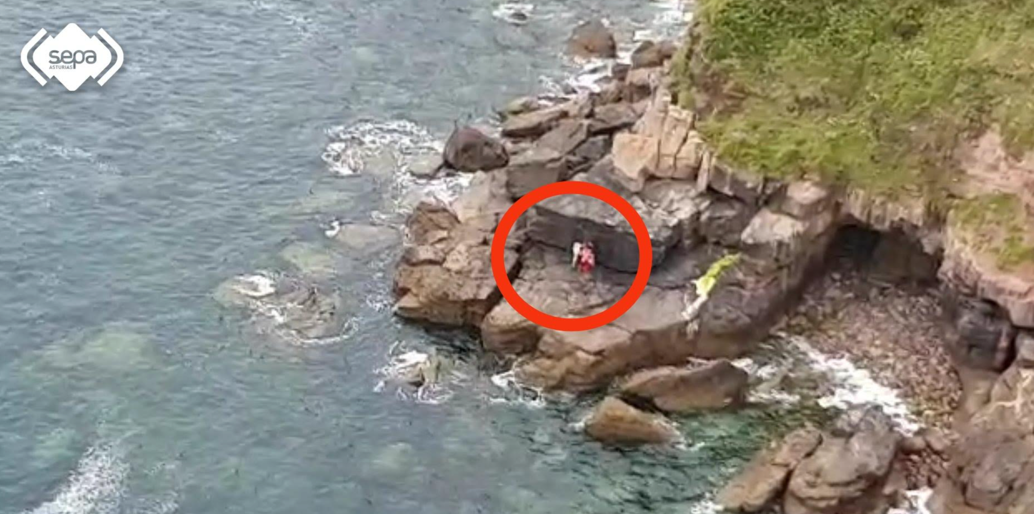 Rescatada una pareja en la costa de Villaviciosa Rescatada una pareja en la costa de Villaviciosa