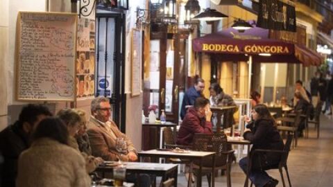 Varias personas en la terraza de un bar.