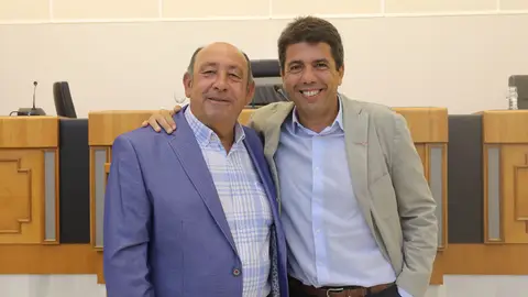 El alcalde de Alquería de Aznar, Jaume Pascual, con el presidente de la Diputación, Carlos Mazón El alcalde de Alquería de Aznar, Jaume Pascual, con el presidente de la Diputación, Carlos Mazón