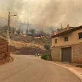 Las llamas acercándose ayer al municipio de Moros