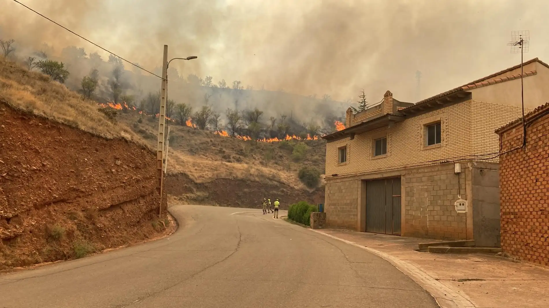 Las llamas acercándose ayer al municipio de Moros