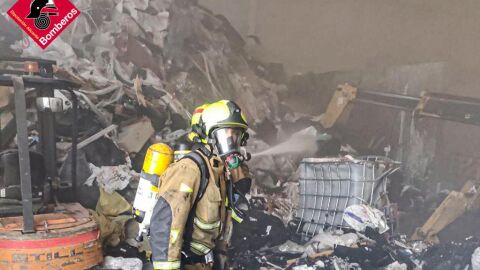 Efectivos de bomberos en el incendio en el almac&eacute;n de ropa del parque empresarial de Elche.