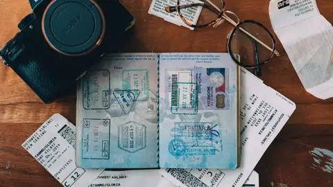 Foto de archivo de un pasaporte abierto y sellado