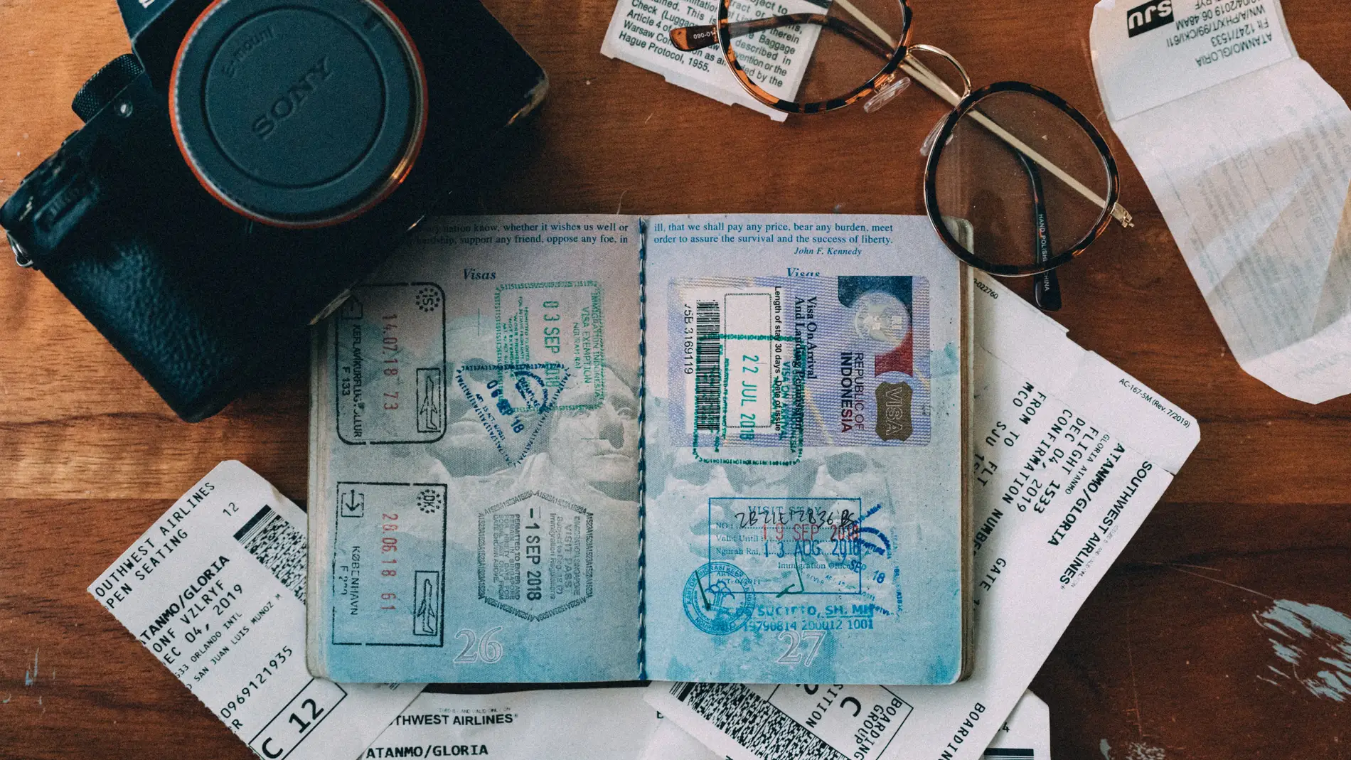 Foto de archivo de un pasaporte abierto y sellado/ Unsplash