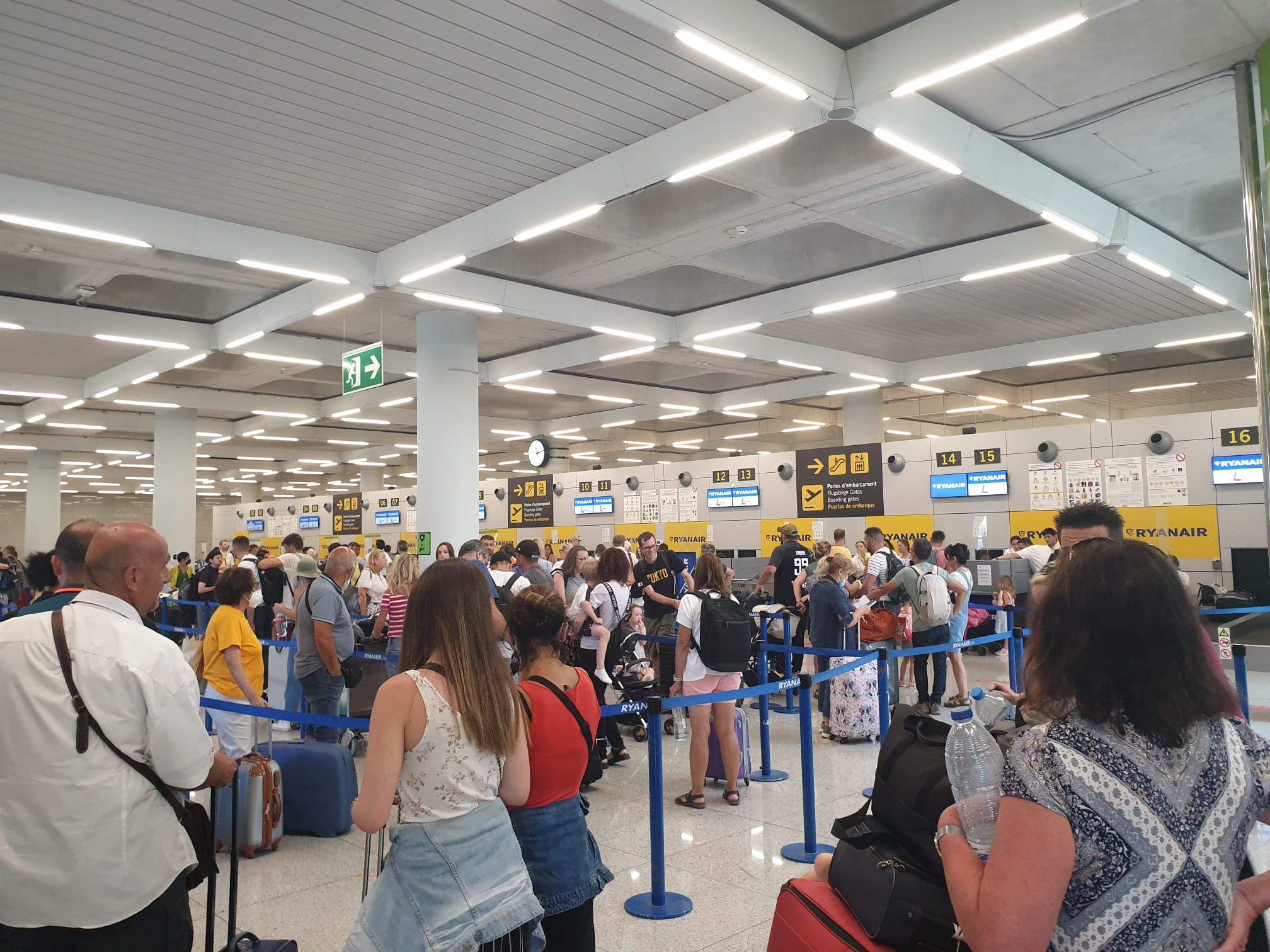 El mal tiempo causa cerca de 240 retrasos y 18 cancelaciones en los aeropuertos de Mallorca e Ibiza El mal tiempo causa cerca de 240 retrasos y 18 cancelaciones en los aeropuertos de Mallorca e Ibiza