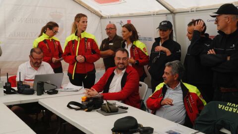 Adri&aacute;n Barb&oacute;n y Miguel &Aacute;ngel Revilla en un simulacro en Picos de Europa