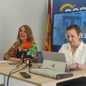De izquierda a derecha, Cándida Tercero, portavoz Grupo Municipal Popular en el Ayuntamiento de Valdepeñas, y Sonia González, secretaria provincial PP