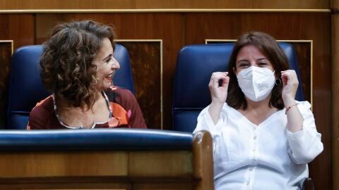 Mar&iacute;a Jes&uacute;s Montero y Adriana Lastra en el Congreso de los Diputados