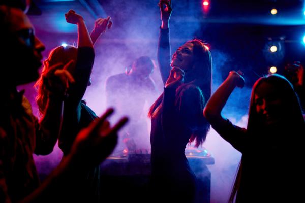 ¿Cómo viven los jóvenes las noches del verano marbellí? ¿Cómo viven los jóvenes las noches del verano marbellí?