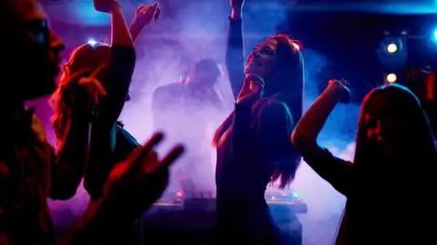 ¿Cómo viven los jóvenes las noches del verano marbellí? ¿Cómo viven los jóvenes las noches del verano marbellí?