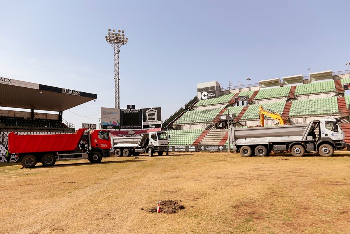Cortada al tráfico la calle Villafranca de los Barros por la obras que se efectúan en el Estadio Romano Cortada al tráfico la calle Villafranca de los Barros por la obras que se efectúan en el Estadio Romano