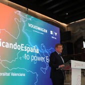 El president de la Generalitat, Ximo Puig, tras la firma del convenio de colaboración para el desarrollo de la planta de baterías de Sagunt.