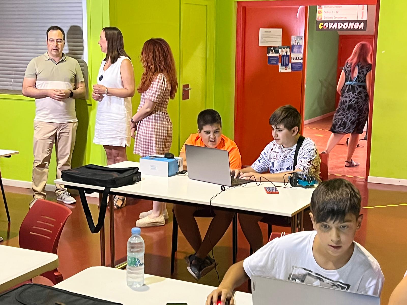 La alcaldesa de Alcázar visita a los participantes del Campus de Robótica La alcaldesa de Alcázar visita a los participantes del Campus de Robótica