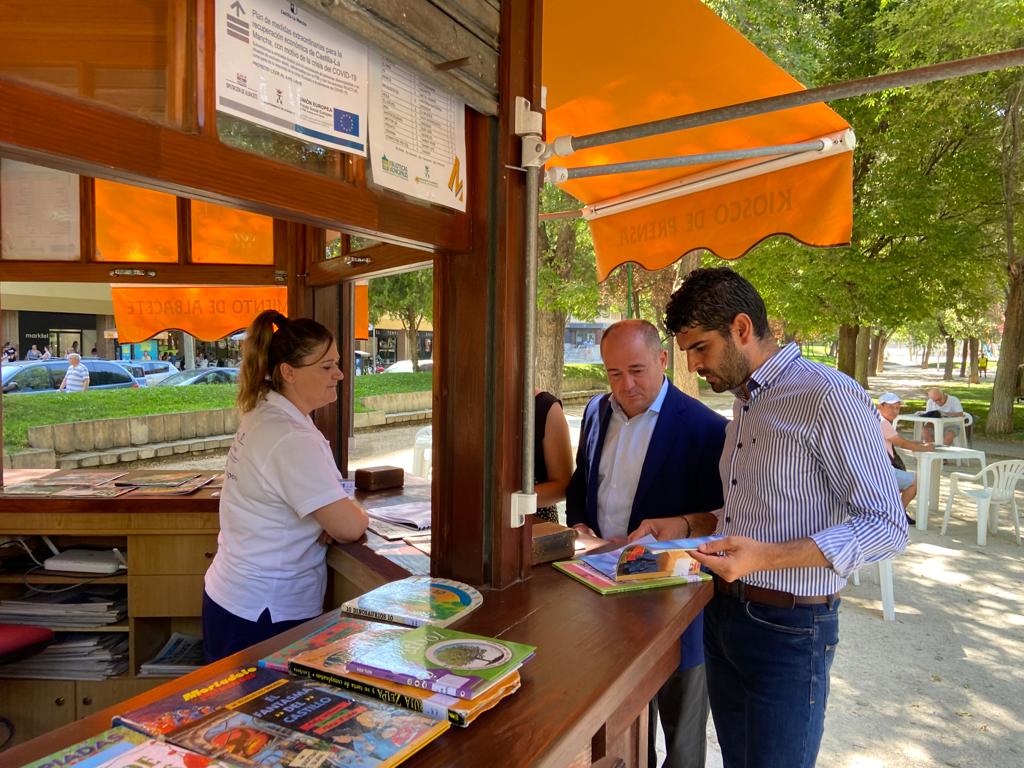 El alcalde de Albacete ha visitado uno de los quioscos abiertos para activar la lectura y ha presentado el programa Ocio Abierto. El alcalde de Albacete ha visitado uno de los quioscos abiertos para activar la lectura y ha presentado el programa Ocio Abierto.