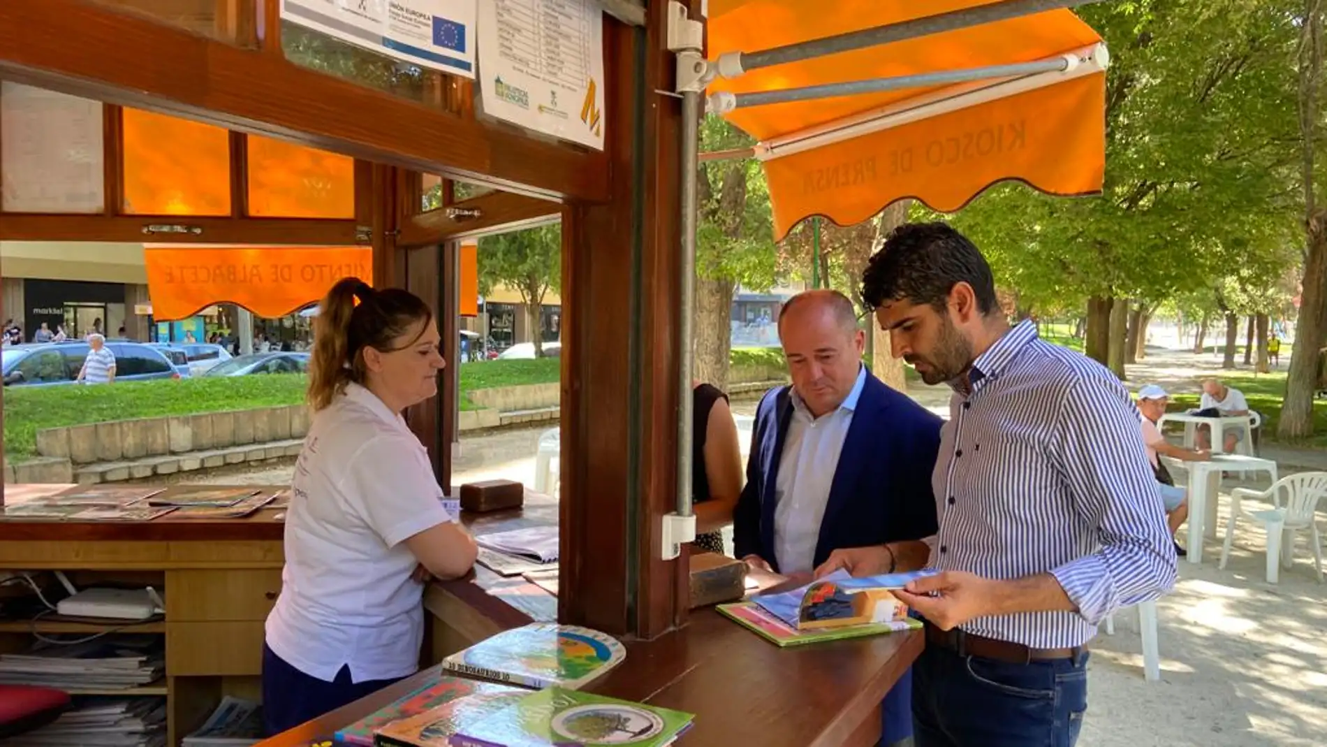 El alcalde de Albacete ha visitado uno de los quioscos abiertos para activar la lectura y ha presentado el programa Ocio Abierto. 