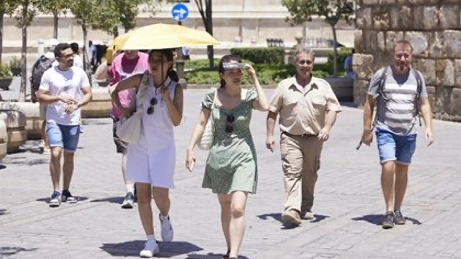 Una mujer porta un paragua para resguardarse del sol en Sevilla.