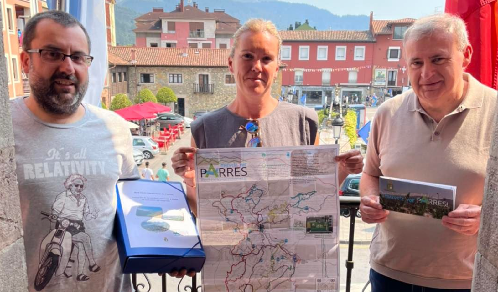 Parres promociona sus atractivos con una nueva guía ciclo-senderista Parres promociona sus atractivos con una nueva guía ciclo-senderista