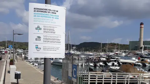 Cartel informativo en el puerto de Maó. 