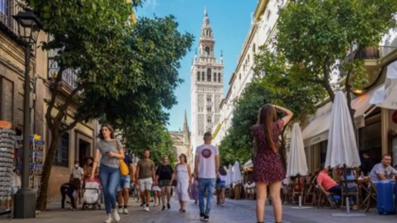 Turistas por el entorno de la Catedral de Sevilla Turistas por el entorno de la Catedral de Sevilla