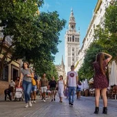 Turistas por el entorno de la Catedral de Sevilla Turistas por el entorno de la Catedral de Sevilla